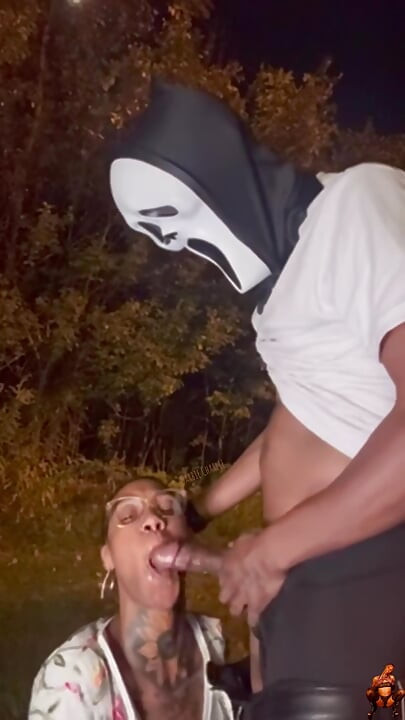 Barbie Charlie cosplay ghost face în față