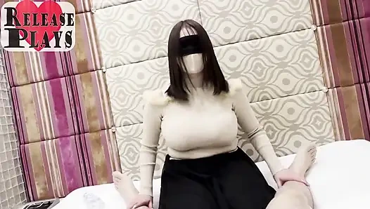 Искушение Full-Bloom: К-чашка красотка руководит пышным, небесным освобождением - Angle1