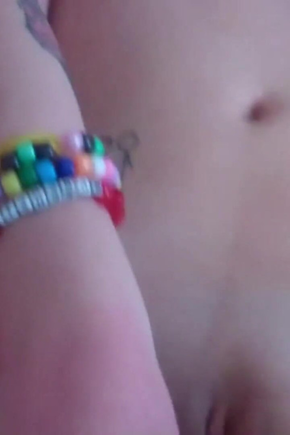 Gadis remaja bertato lagi asik masturbasi pakai vibrator - close up