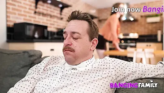 Banging Family - миниатюрная падчерица получает анал с отчимом