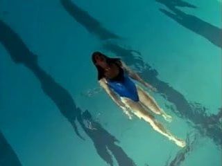Nancy Sorel: ragazza sexy in piscina - X-Files