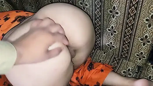 Büyük sulu memeli ve kalın büyük götlü azgın desi kız bu ateşli ön sevişme videosunda seni baştan çıkarıcı bir şekilde azdırıyor.