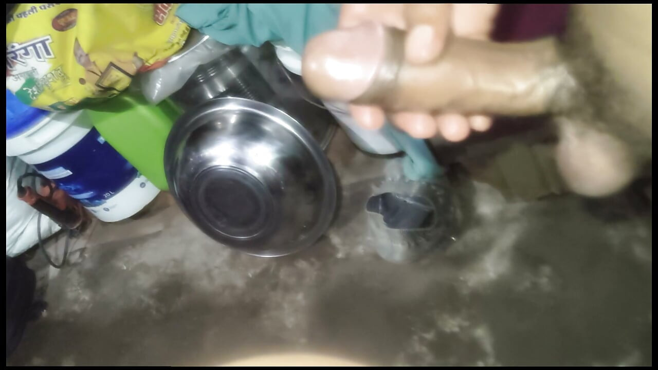 Padosan bhabhi ko nahate hue dekh liya maine FIR mujhe Muth maarna pada kya Karun doston