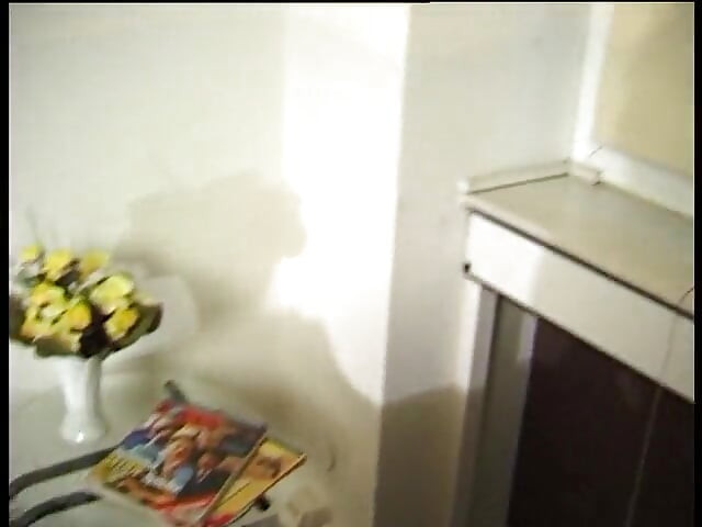 Mlada brineta kurva prstima dok puši kurac