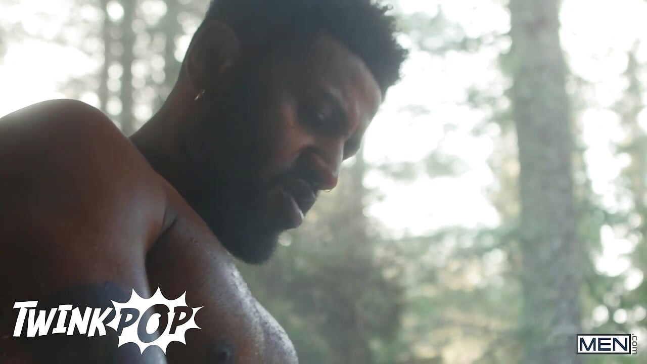 TWINKPOP - Braxton Cruz recebe uma punheta fumegante na banheira de hidromassagem e depois fode a bunda apertada de um gêmeo