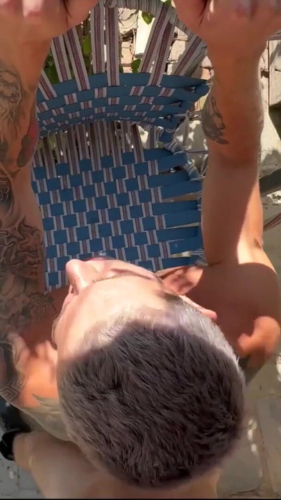 セクシーな庭師がブランコに乗った巨大なペニスでトゥインクとセックスし、何度もイッた |クリップ2