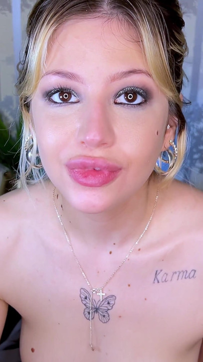 A gorgeous blonde who smokes 100s like a pro you're going to fall in love with her smile | Clip 1