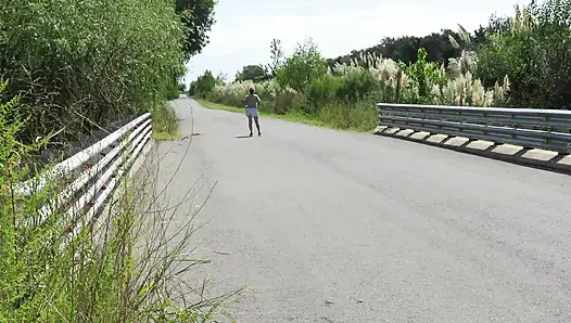 Patricia di jembatan di jalan