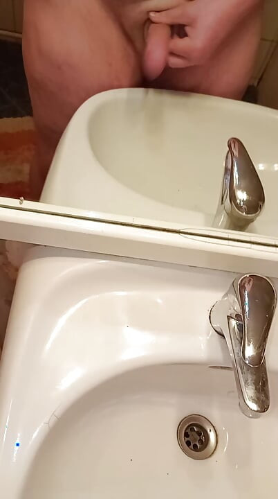 בחור שמן מאונן עד שהוא גומר