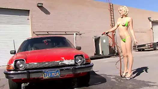 Blondes Schätzchen in Interracial Dreier-