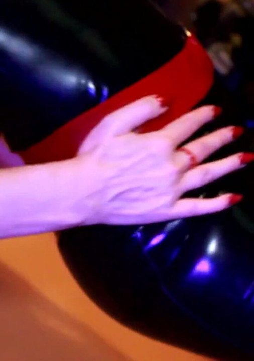 DOMINATRIX DOMINATRIX COM OS PÉS, SALTOS DE LÁTEX, BDSM DOMINA SOLO, EXCÊNTRICA MILF GOSTOSA