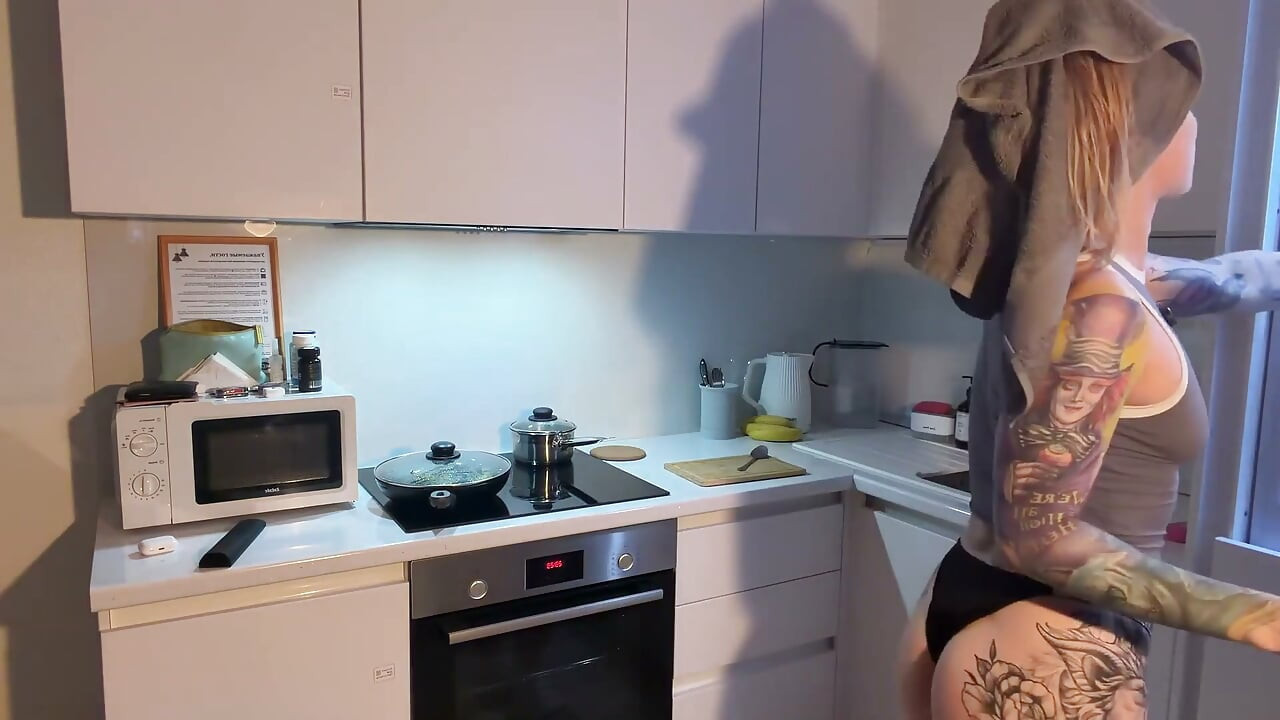 Alice deliora lagi asik ngentot memek dan pantatnya pakai timun dan wortel sampai didobel penetrasi + kencing