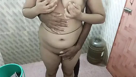 Bawa gadis asing ke kamar mandiku dan ngentot memeknya