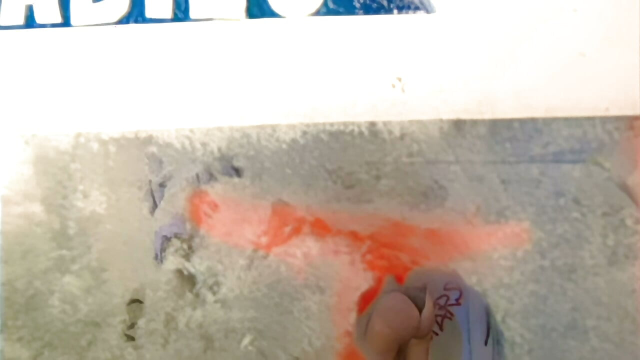 Uczennica rżnięta dildo głęboko w graffiti w łazience