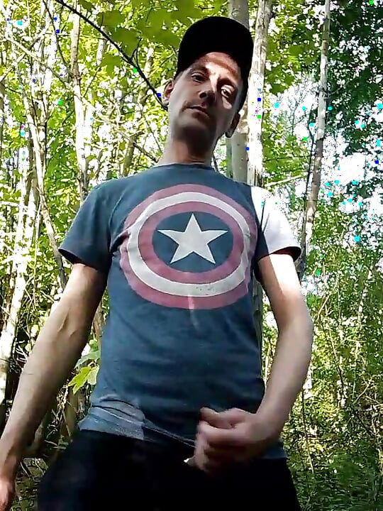 Mijando e se masturbando no parque