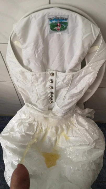 Golden Shower Brautdirndl