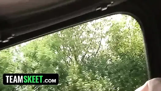 Sarışın genç kız erkek arkadaşının en iyi arkadaşı tarafından sikiliyor