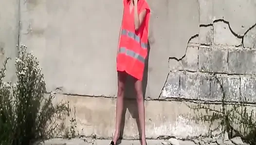 Esmer kadın turuncu yelekli amcığını ve götünü parmaklıyor