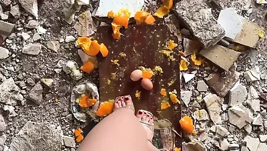 Topuklu ayakkabı altında ezildi