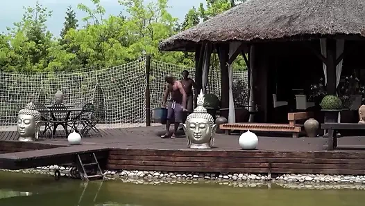 Блондинке-крошке Устроили Гэнгбэнг Черные Братья У Бассейна