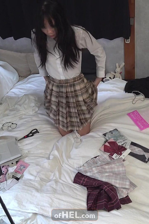 Streamer Girl Showing off Her Purchases, Boyfriend Brings Sex Toys and Uses Them on Her