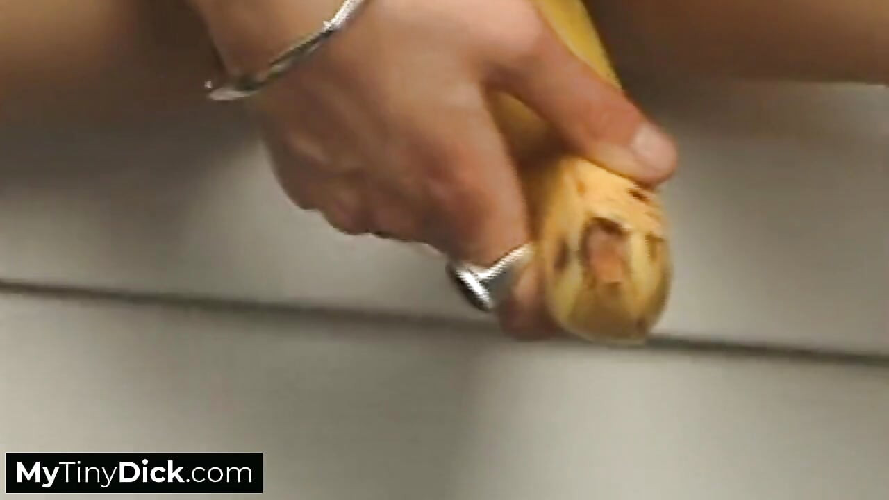 Παίρνει ένα μικρότερο κόκορα στο στόμα της με αυτοπεποίθηση και δεξιοτεχνία