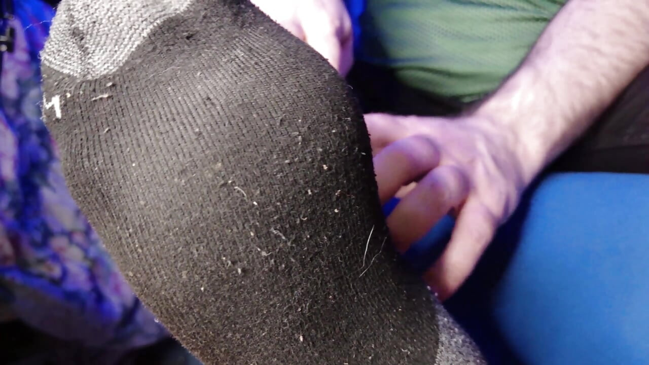 Lotion op papa's voeten zetten