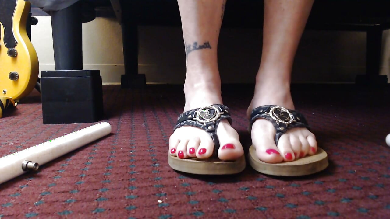 Red Nails Black Elegant Guess Flipflops