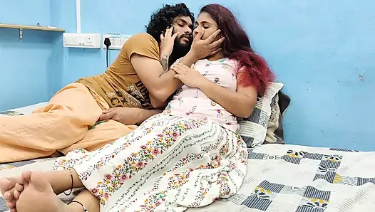 T-shirt und rock, heiße romantische lippen locken im schlafzimmer, romancce