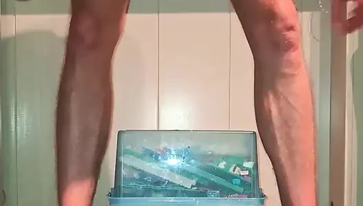 Ateşli eşcinsel twink tek başına sert büyük yarak yapay penisle sidik orgazmı