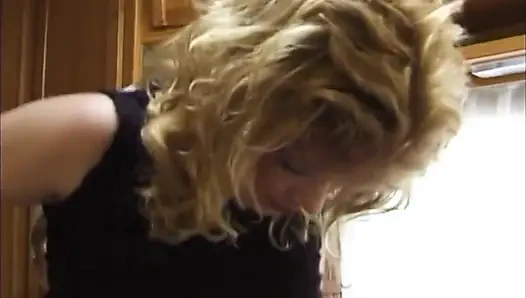 Yüze boşalmayı seven sarışın genç erkek avcısı ile arabada seks