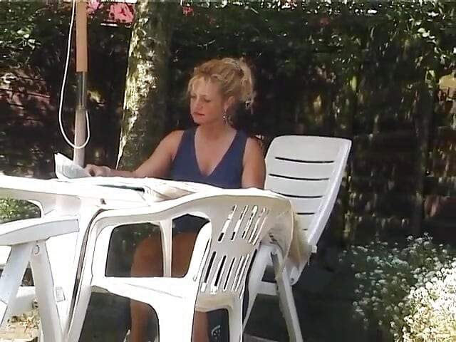 Rubia madura frota su chocho al aire libre
