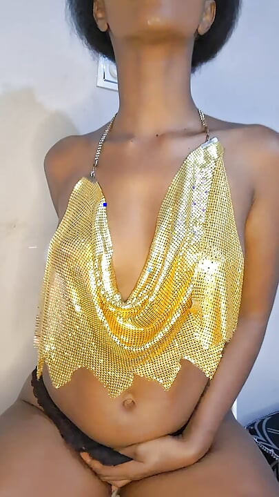 वह गांड खोलती है और जोर से पिटाई करती है और अपनी गीली चूत को पादती है