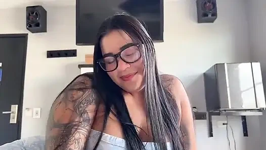 Мой бойфренд отвергает меня из-за моего платья, и мой сводный брат трахает меня