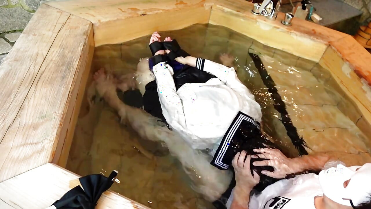 湿漉漉的校服被束缚在浴缸里, 教授校外课程