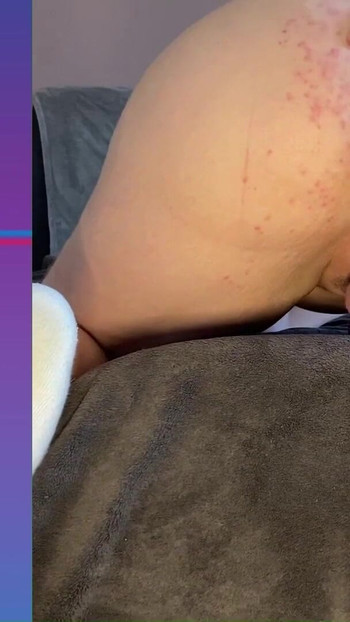 Uzbudljiv trenutak iz "Dildo ispada tijekom ogromnog orgazma, stroj za jebanje s dildom"