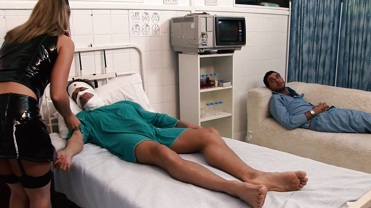 إيمي أزورا وكايا كين يعتنيان بمريض يتمتع بمص ونيك جيدين