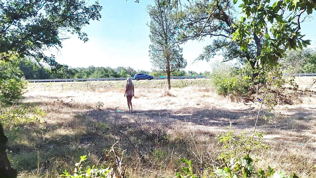 Con điếm nhỏ bé khỏa thân đi dạo