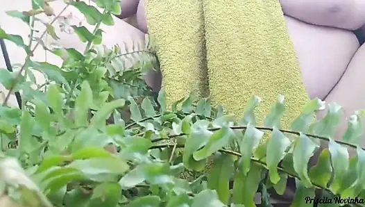 Мачеха делает видео для друга пасынок, обучающего садоводство, часть 01