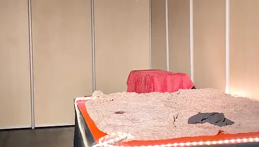 Dia dildo sendiri langsung di depan penonton!