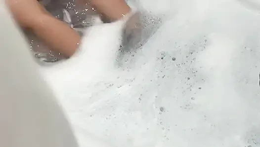 an einem tobrut-mädchen unter der dusche wird am ende erwischt