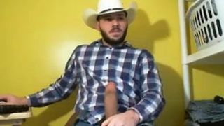 Cowboy com pau enorme se masturbando na webcam