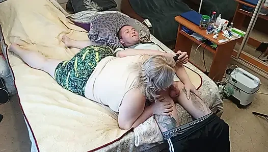 das Spiel der Konsole endete mit einem blowjob von der stiefmutter mit dem schlucken von sperma