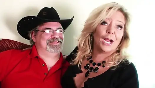 Cewek seksi rambut pirang dengan toket besar suka banget sama kontol cowok berondong di mulut