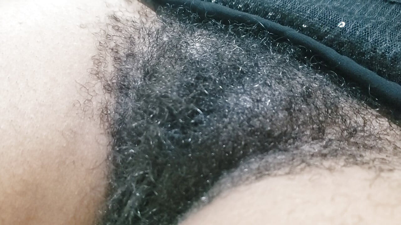 Milf si rambut coklat pepek berbulu dengan visual rakaman dekat intim