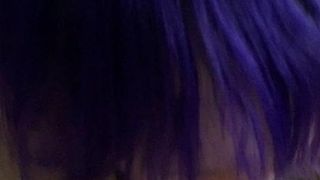 チンポをしゃぶる紫髪のニューハーフ