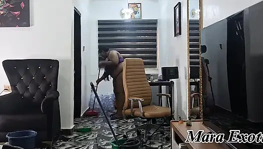 Tante semok kulit hitam lagi bersih-bersih sambil bugil