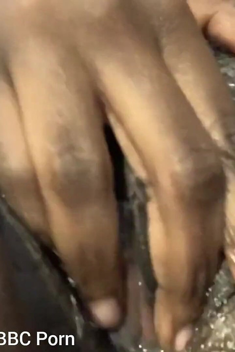 Memekku dientot habis-habisan di kamar mandi sambil meremas toket besarku