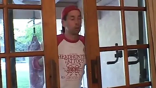 Милфа-брюнетка занимается жестким сексом