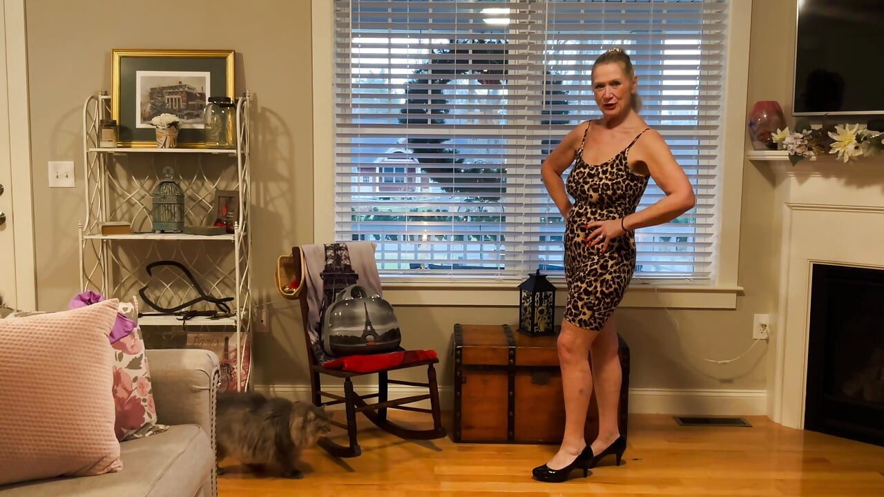 Çıplak gilf model dani d olgun denemesi (sıkı mor tulum, leopar baskılı tulum)
